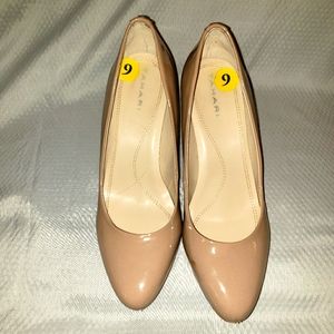 Women's Tahari Tan patent leather pumps